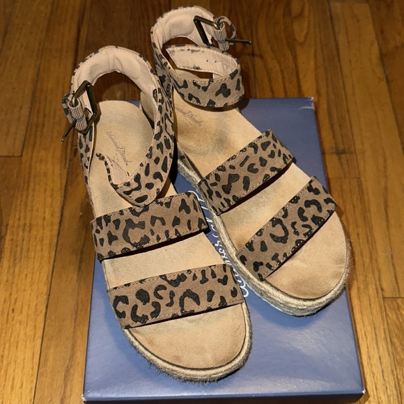 Universal Thread Platform Sandals - Picture 2 of 3